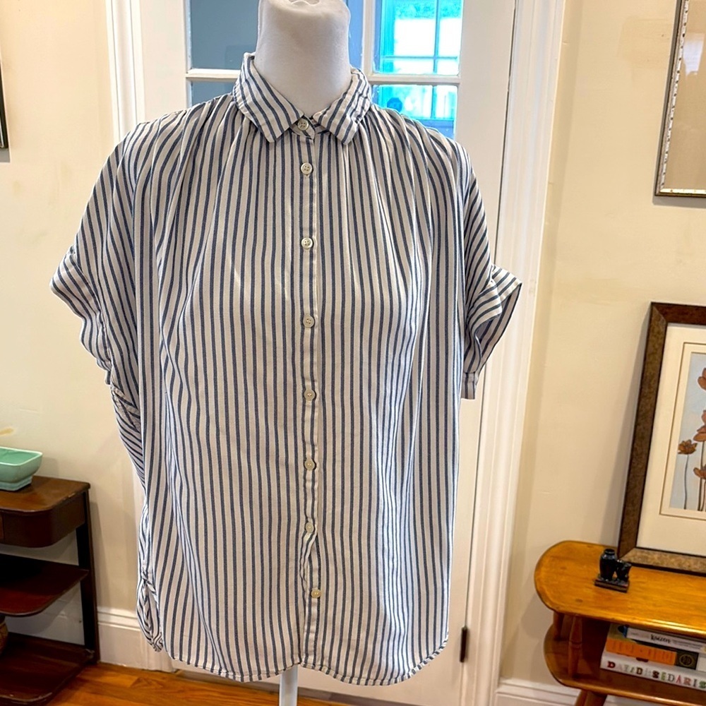 Madewell Women’s Blue and White Striped Casual Button Down Shirt. Size S